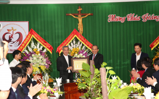 Phó Thủ tướng Thường trực chúc mừng lễ Giáng sinh