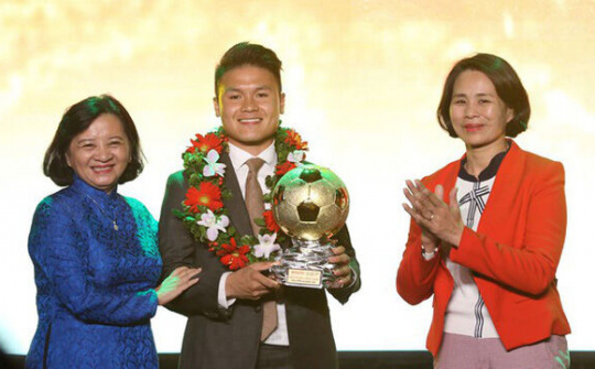 Quang Hải nhận Quả bóng vàng Việt Nam 2018
