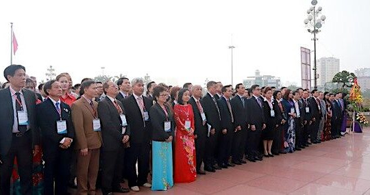 Kiều bào khắp thế giới về dâng hoa tưởng niệm Bác Hồ