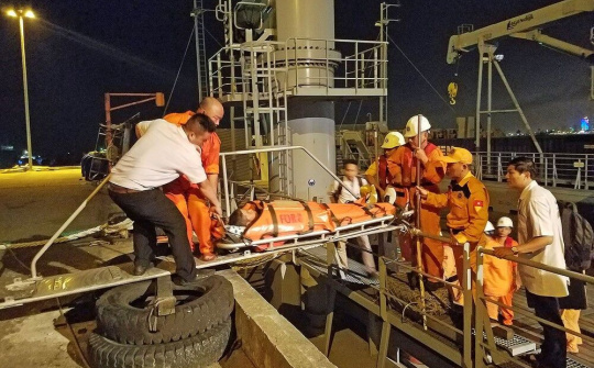 Cứu nạn thuyền viên người Philippines