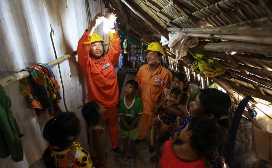 Lắp đặt điện miễn phí cho hơn 16.000 hộ nghèo 