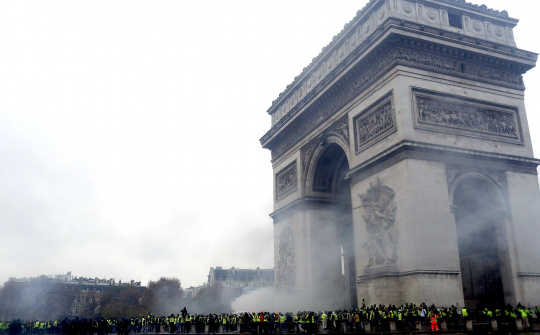 Khải Hoàn Môn hoang tàn sau cuộc biểu tình lớn nhất thập kỷ ở Paris