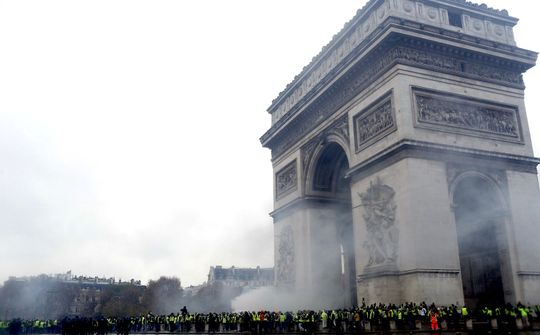 Khải Hoàn Môn hoang tàn sau cuộc biểu tình lớn nhất thập kỷ ở Paris