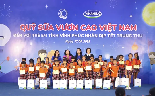 Quỹ sữa Vươn cao Việt Nam và Vinamilk: Trao quà tặng trẻ em Vĩnh Phúc dịp Tết Trung thu