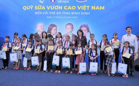 Quỹ sữa vươn cao việt nam và vinamilk tiếp tục trao 64.000 ly sữa cho trẻ em Tỉnh Bình Định