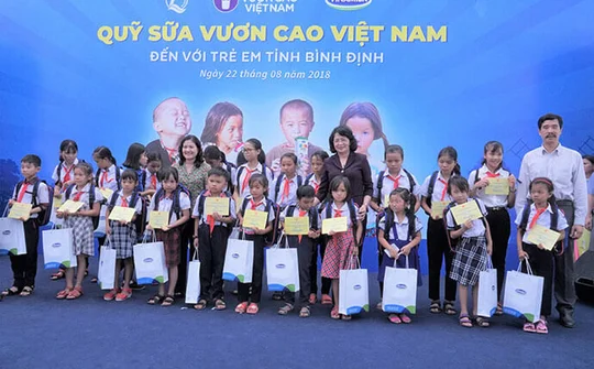 Quỹ sữa vươn cao việt nam và vinamilk tiếp tục trao 64.000 ly sữa cho trẻ em Tỉnh Bình Định