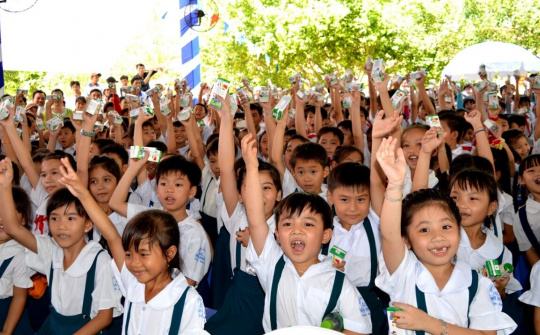 Đề án sữa học đường: Trẻ em nghèo được uống sữa miễn phí