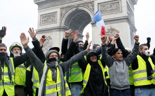 Chính phủ Pháp chính thức hoãn kế hoạch tăng thuế nhiên liệu do sức ép bạo loạn