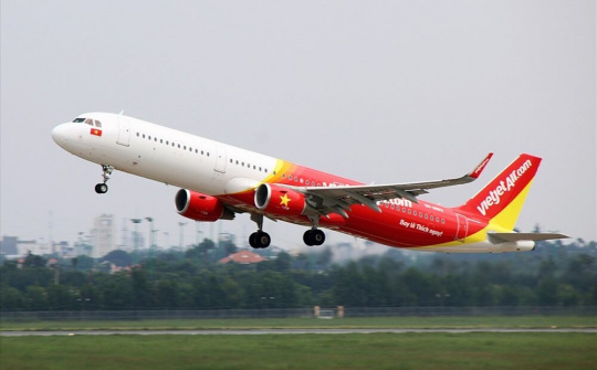 Hai hành khách định đấm tiếp viên hàng không trên chuyến bay Vietjet
