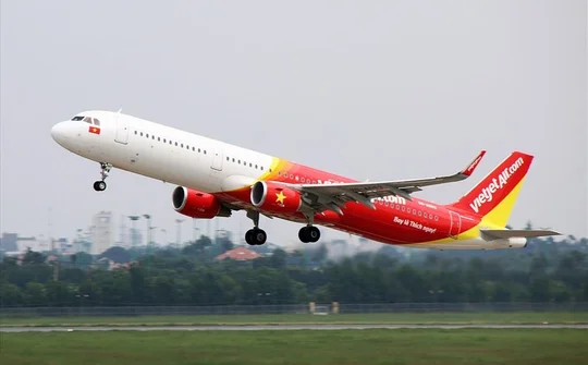 Hai hành khách định đấm tiếp viên hàng không trên chuyến bay Vietjet