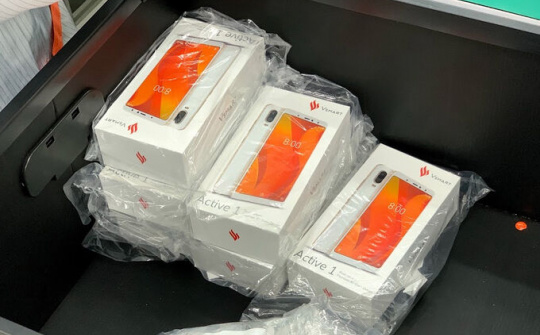 Smartphone đầu tiên của Vingroup lộ diện