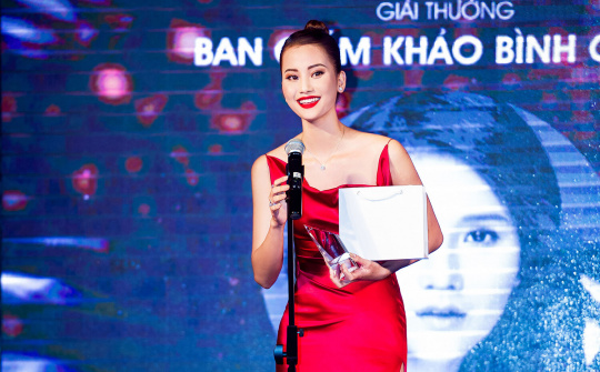 Hương Ly diện set đồ nửa tỷ nhận giải 'Người mẫu của năm'