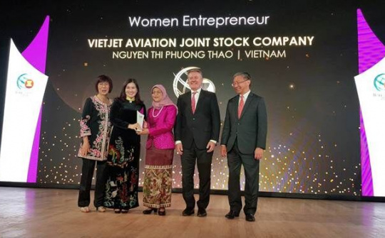 Tổng thống Singapore trao hai giải thưởng cho CEO Vietjet