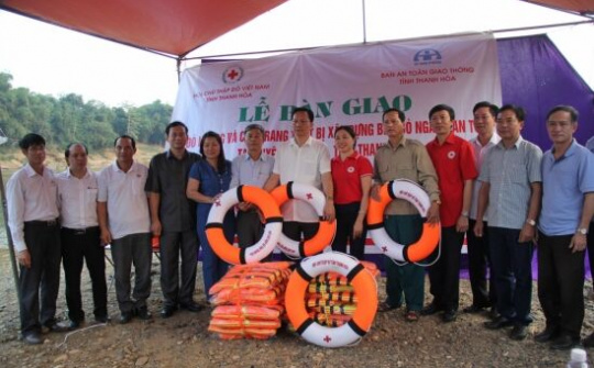 Thanh Hóa: Bàn giao 2 chuyến đò ngang an toàn cho người dân vùng lũ 