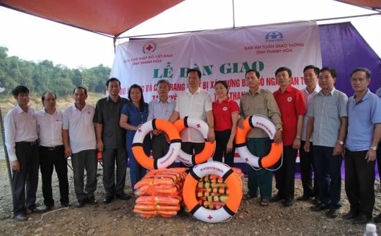 Thanh Hóa: Bàn giao 2 chuyến đò ngang an toàn cho người dân vùng lũ 