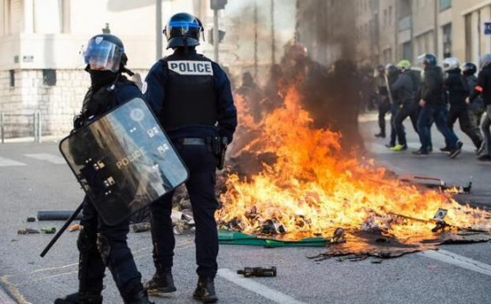 Pháp điều động 89.000 cảnh sát đối phó bạo động, đóng cửa tháp Eiffel