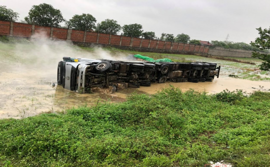 Xe đầu kéo lật nghiêng tài xế nguy kịch