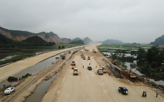 Xem xét điều chuyển khối lượng của Tập đoàn Miền Trung ở cao tốc Mai Sơn - QL45