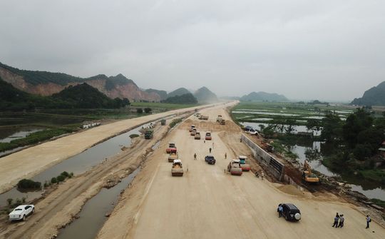 Xem xét điều chuyển khối lượng của Tập đoàn Miền Trung ở cao tốc Mai Sơn - QL45