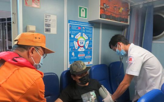 Kịp thời cứu thuyền viên nước ngoài bị tai nạn trên biển Việt Nam
