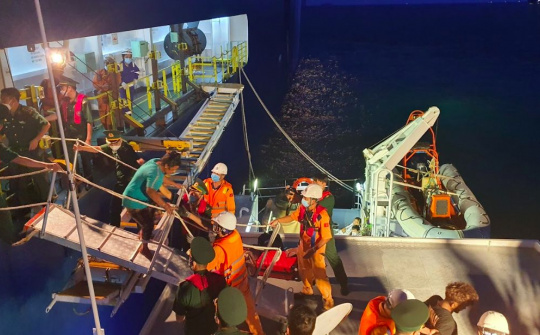 Đưa 303 người Sri Lanka gặp nạn trên biển trên vùng biển Việt Nam vào bờ an toàn