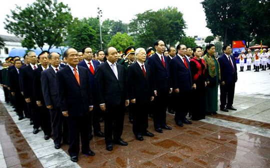 Lãnh đạo Đảng, Nhà nước đặt hoa tưởng niệm tại Tượng đài Lenin
