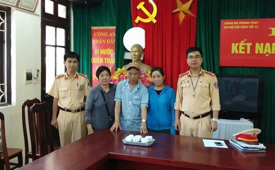 Hà Nội: Đội CSGT số 12 cứu giúp cụ ông ngất lịm bên vệ đường