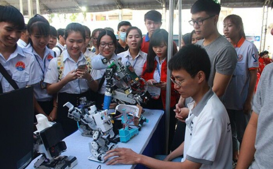 Trình diễn sản phẩm công nghệ tại ngày hội của những nhà sáng tạo trẻ