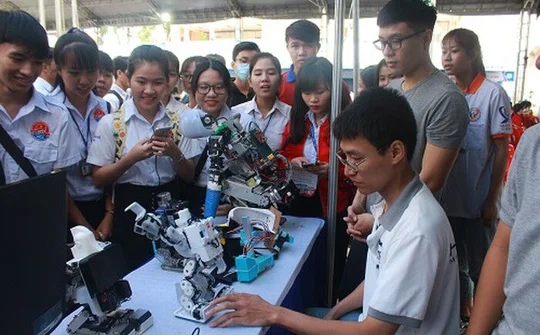Trình diễn sản phẩm công nghệ tại ngày hội của những nhà sáng tạo trẻ