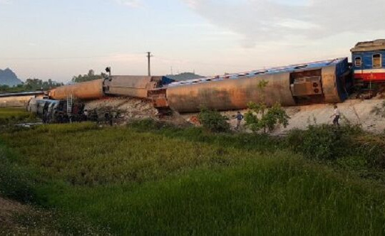 Tàu chở 400 khách bị lật khi đâm xe ben ở Thanh Hoá, 2 người tử vong