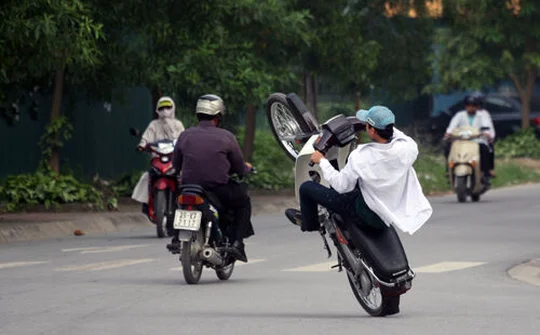Tp. Pleiku - Gia Lai: Nhắc nhở người nhỏ tuổi tham gia giao thông phải đền mạng?
