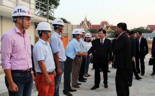 Phó Thủ tướng Trịnh Đình Dũng làm việc về Dự án nhà Quốc hội Lào