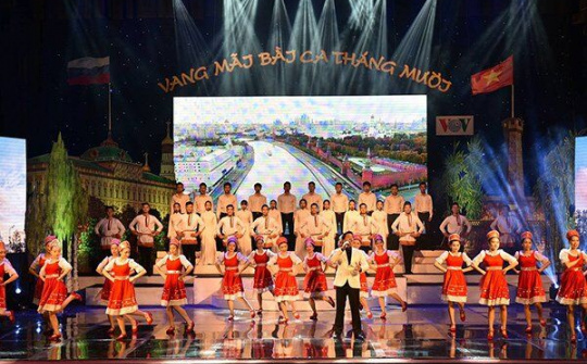 Thủ tướng dự chương trình nghệ thuật “Vang mãi bài ca tháng Mười”