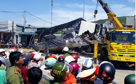 Ôtô tải tông hàng loạt xe ở Lâm Đồng, 5 người tử vong