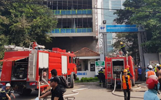 Cháy tòa nhà đang xây ở Hà Nội, hàng trăm người tháo chạy