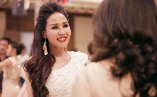 Ca sĩ Khánh Ly rực rỡ trên thảm đỏ GALA Sao Mai 2017