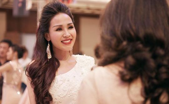 Ca sĩ Khánh Ly rực rỡ trên thảm đỏ GALA Sao Mai 2017