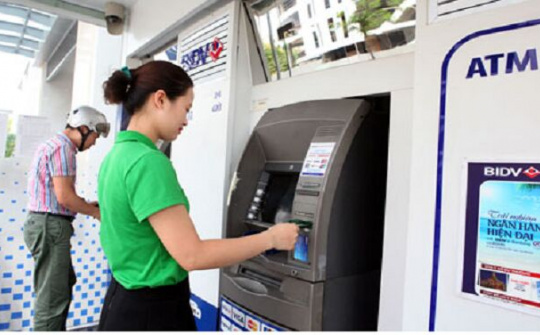 Hàng loạt vụ mất tiền trong tài khoản: Ngăn chặn cách nào?