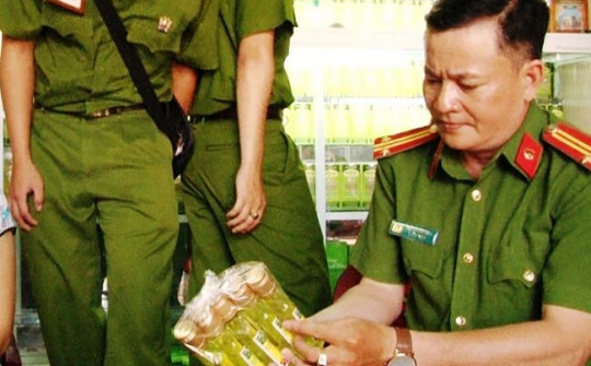 Huế: Phát hiện hơn 1.000 chai dầu tràm làm từ dầu… chổi