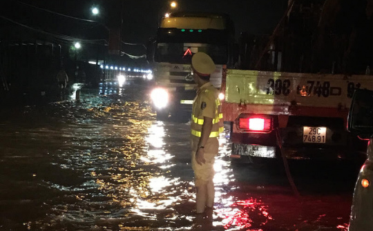 CSGT Hà Nội trắng đêm giúp dân qua vùng ngập nước