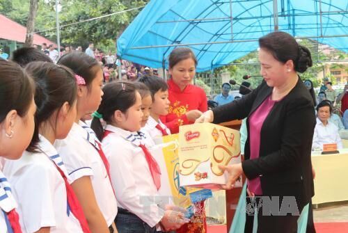 Lãnh đạo Quốc hội vui Tết Trung thu với thiếu nhi Tuyên Quang, Bến Tre
