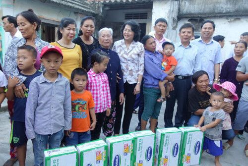 Vinamilk chia sẻ khó khăn với trẻ em vùng lũ