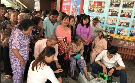 Vinamilk đồng hành chăm sóc sức khỏe cho gần 2000 người cao tuổi