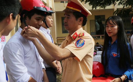 ĐĂK NÔNG:  Phát động tháng cao điểm an toàn giao thông cho học sinh đến trường và tặng 1.300 chiếc mũ bảo hiểm