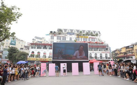 “Chạm vào bàn tay mẹ” để hiểu và yêu thương