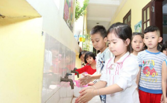 Thực hiện an toàn thực phẩm và điều kiện nhà vệ sinh trường học