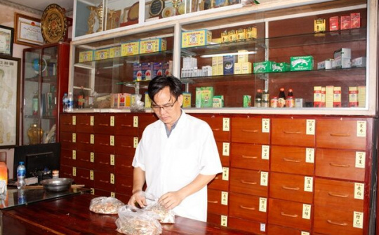 Doanh nhân - Lương y Phạm Ngọc Khánh: Cánh chim không mỏi trong màu áo blue