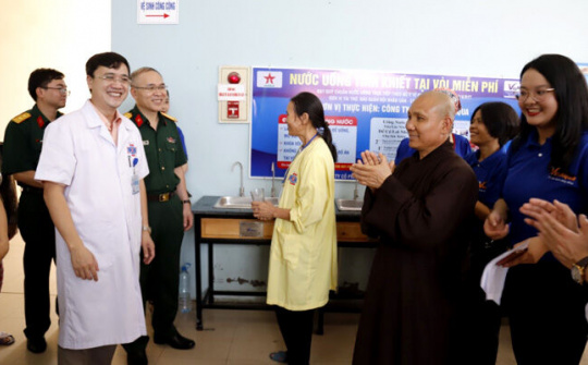 Đến bệnh viện "nước quý như vàng"