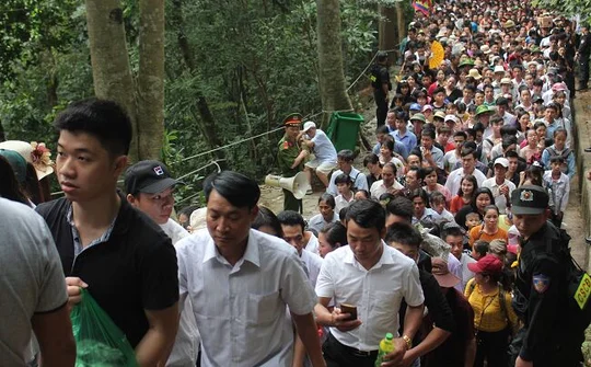 Chưa chính hội, cả triệu du khách đã ùn ùn đổ về đền Hùng
