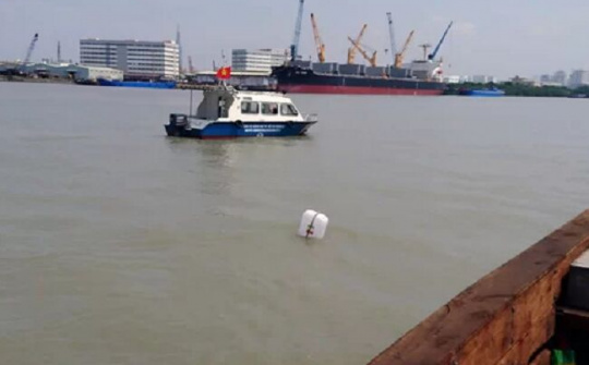 Sà lan 200 tấn chìm dưới chân cầu Phú Mỹ